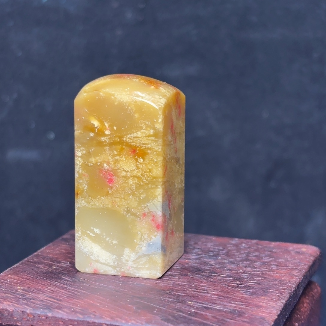 杭***染昌化石昌化田黄鸡血印章