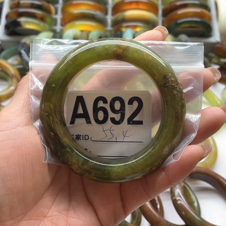 蛇纹石玉手镯未镶嵌