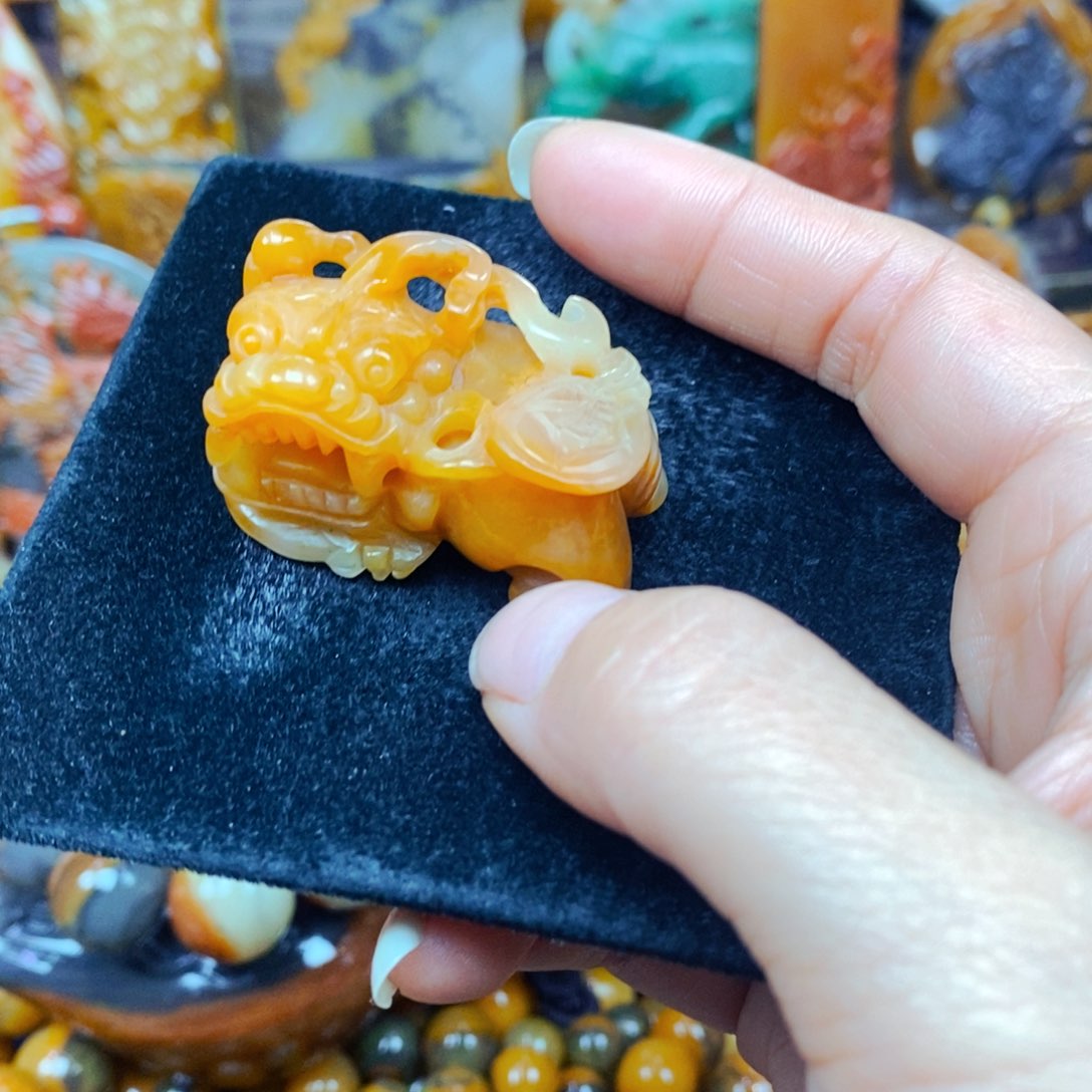 未镶嵌石英质玉（黄龙玉）颈饰
