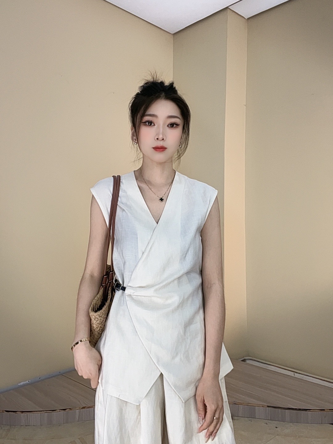 （吕大小姐）2025夏季亚麻新款气质设计感腰带上衣宽松裤子套装
