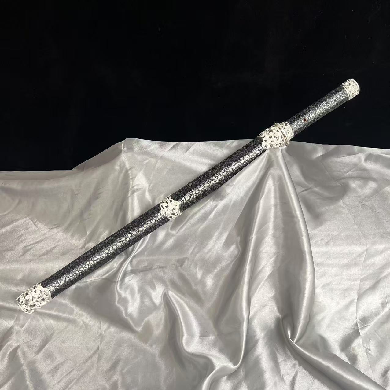 龙泉陨铁加毛铁夹钢锻打装具排珠鱼皮鞘高端未开刃