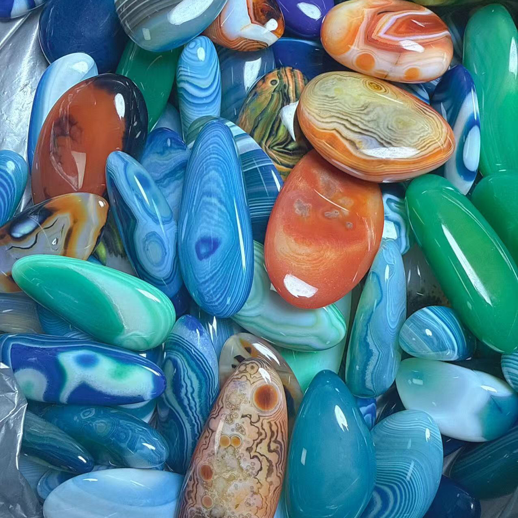 天然玉髓吊坠。颜色精美冰透。颜色随机发一个25克内。包邮