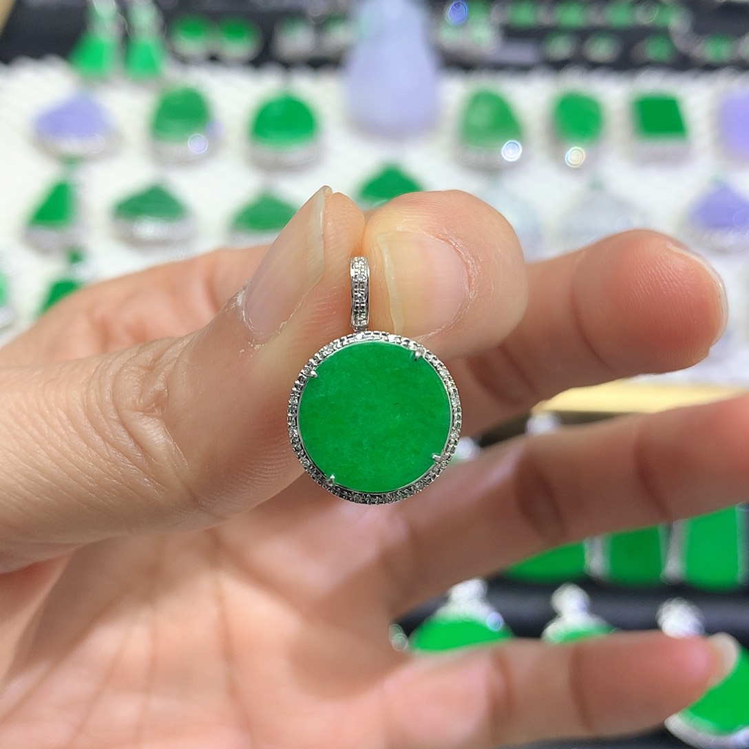 颈饰18K金镶嵌翡翠吊坠