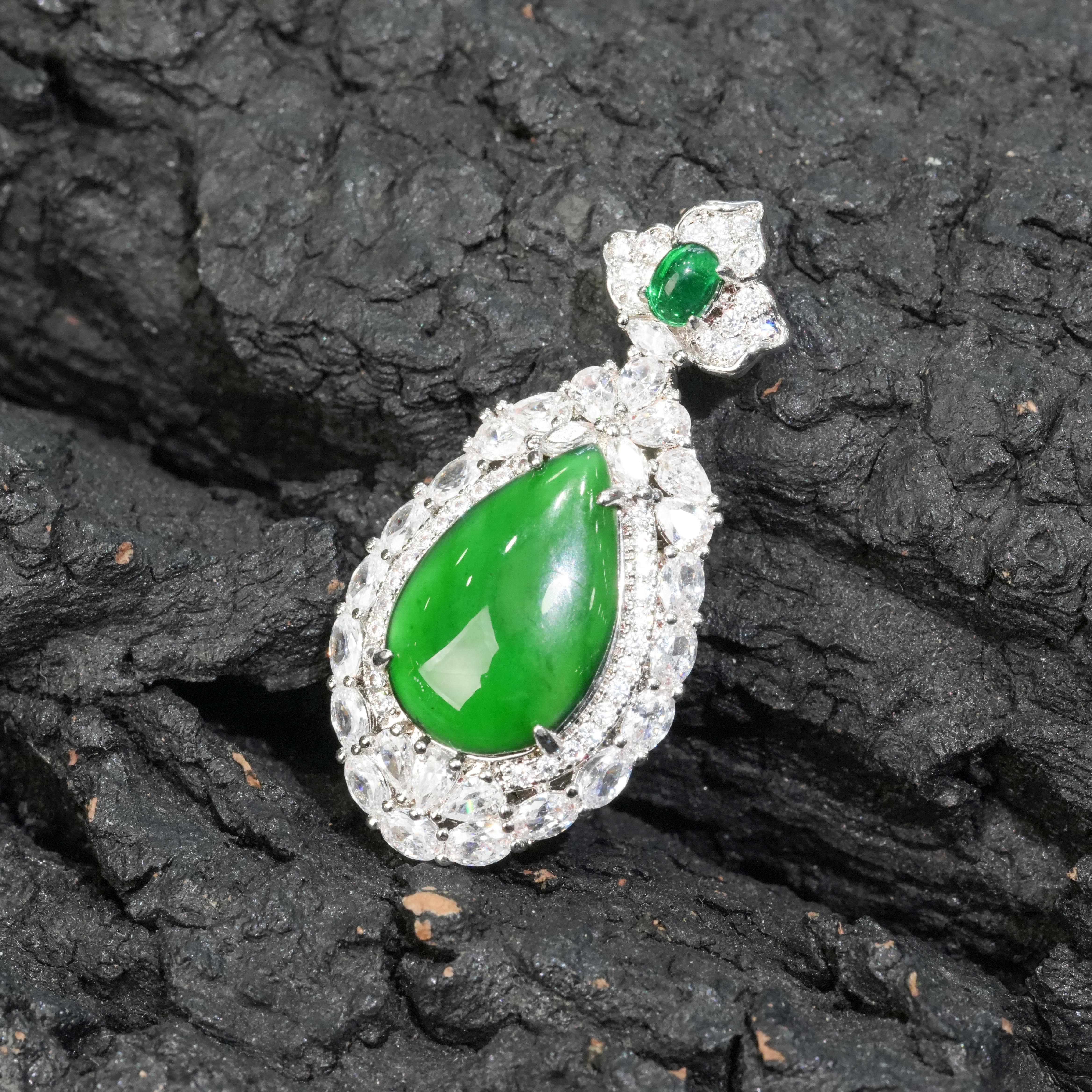 天然A货翡翠水滴吊坠时尚轻奢镶嵌百搭妈妈多样性发