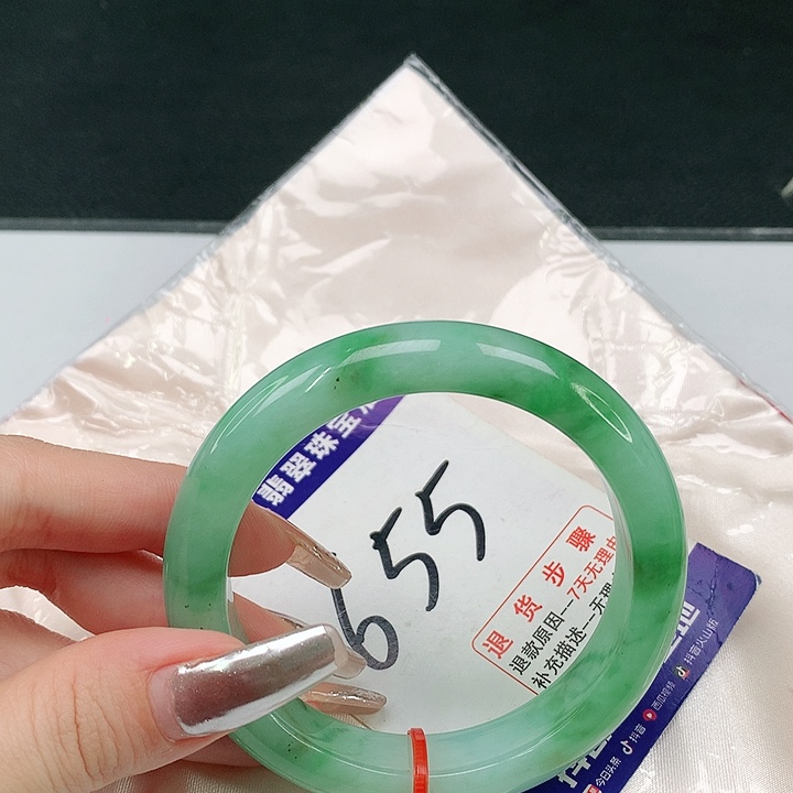 翡翠手镯未镶嵌翡翠手镯