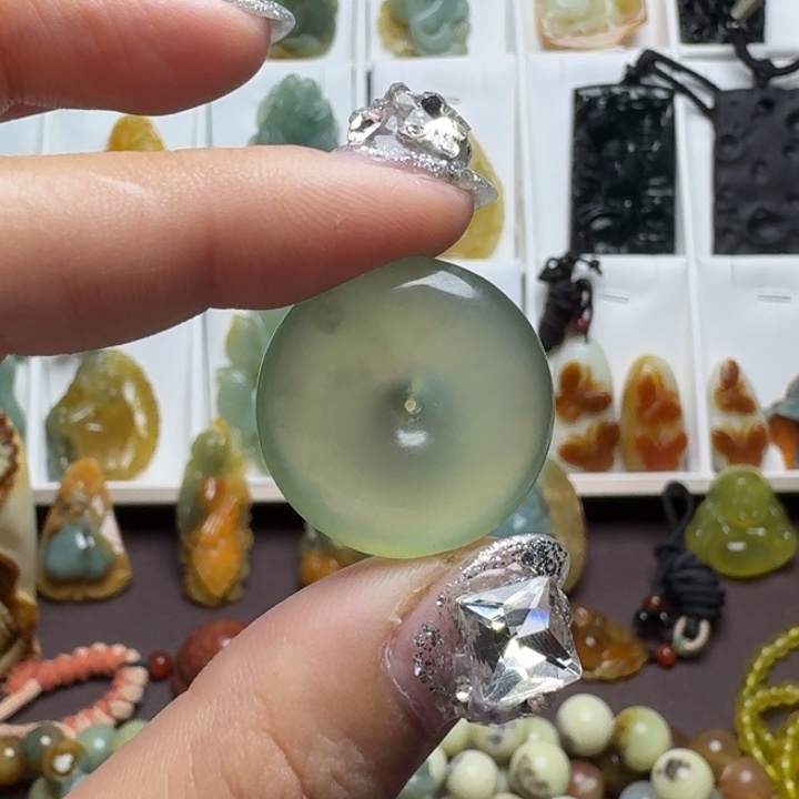 未镶嵌蛇纹石玉吊坠