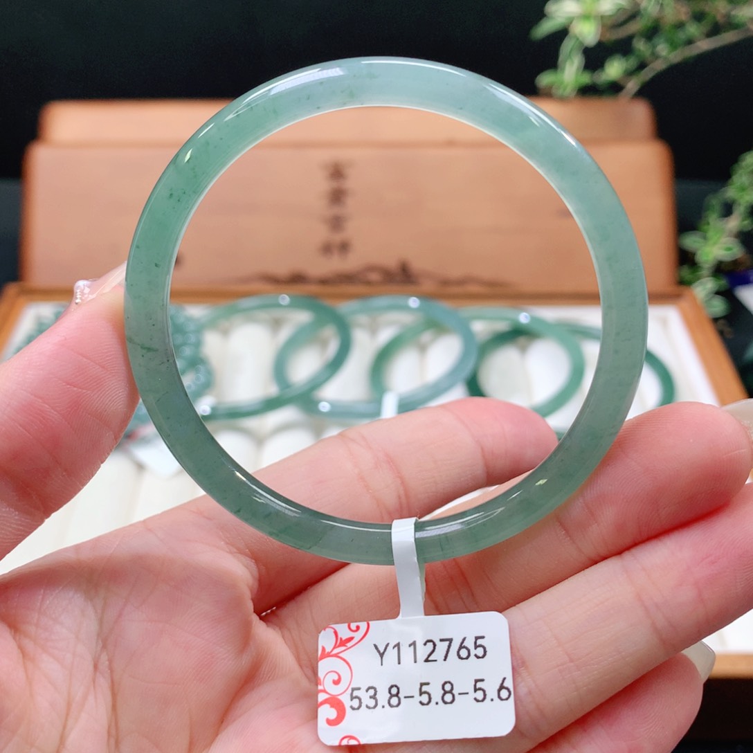 翡翠手镯未镶嵌天然