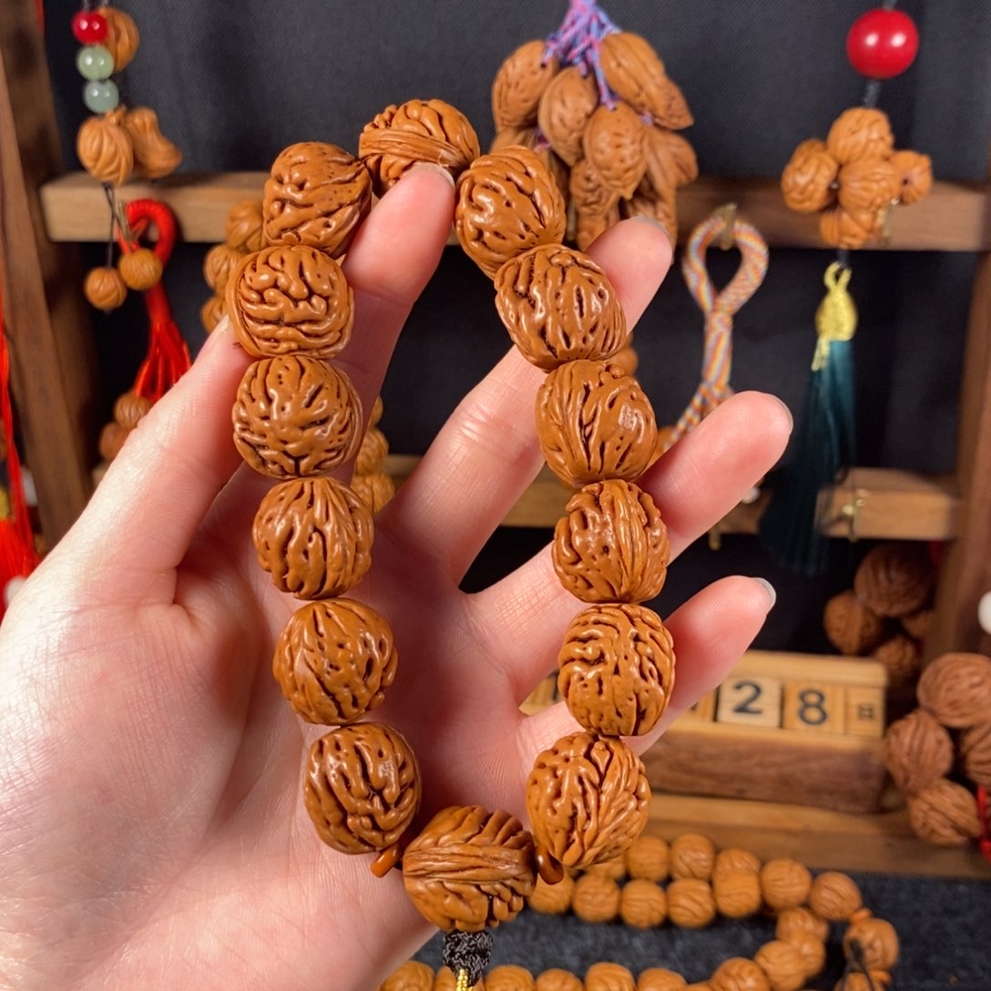 吊坠桃核桃枭手持