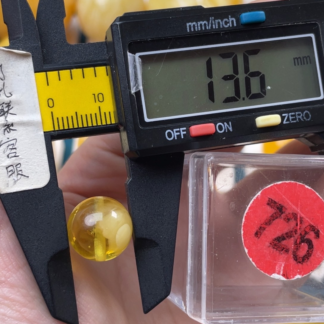 蜜蜡未镶嵌珠宝奇石