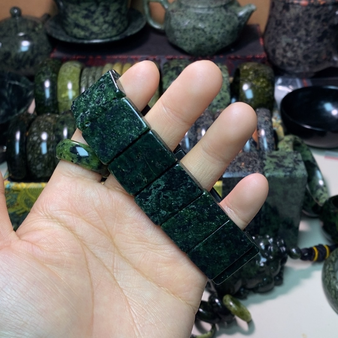 蛇纹石玉未镶嵌项链