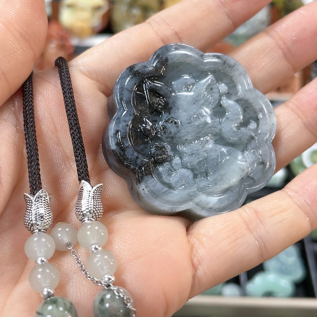 蛇纹石玉颈饰合金