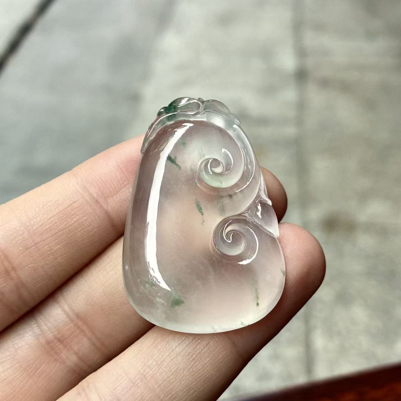 天然a货缅甸翡翠自然光高冰飘绿花如意吊坠，尺寸40.3/25.7/5.6