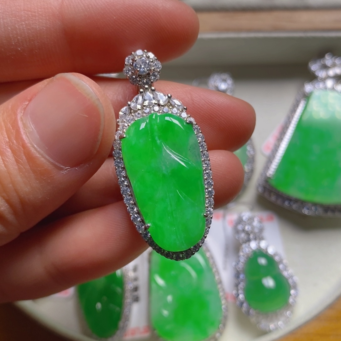 翡翠颈饰银S925镶嵌树叶吊坠