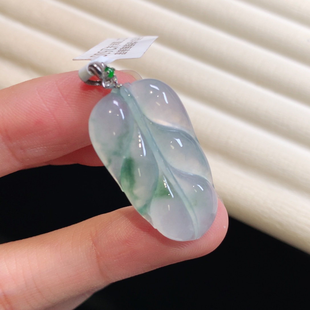 翡翠颈饰18K金镶嵌叶子