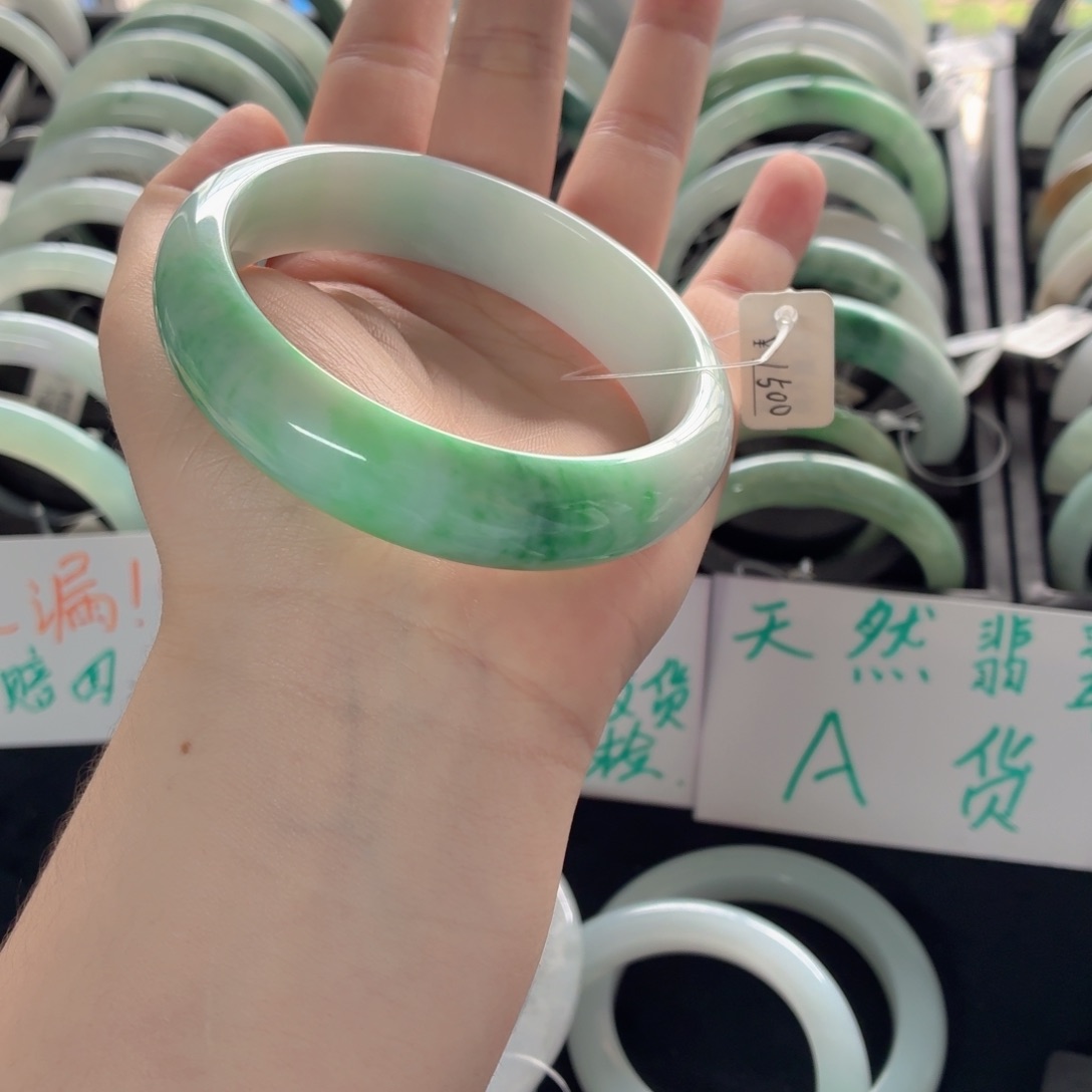 翡翠手镯未镶嵌捏**?手镯