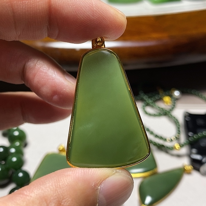 山***构和田玉（碧玉）未镶嵌颈饰