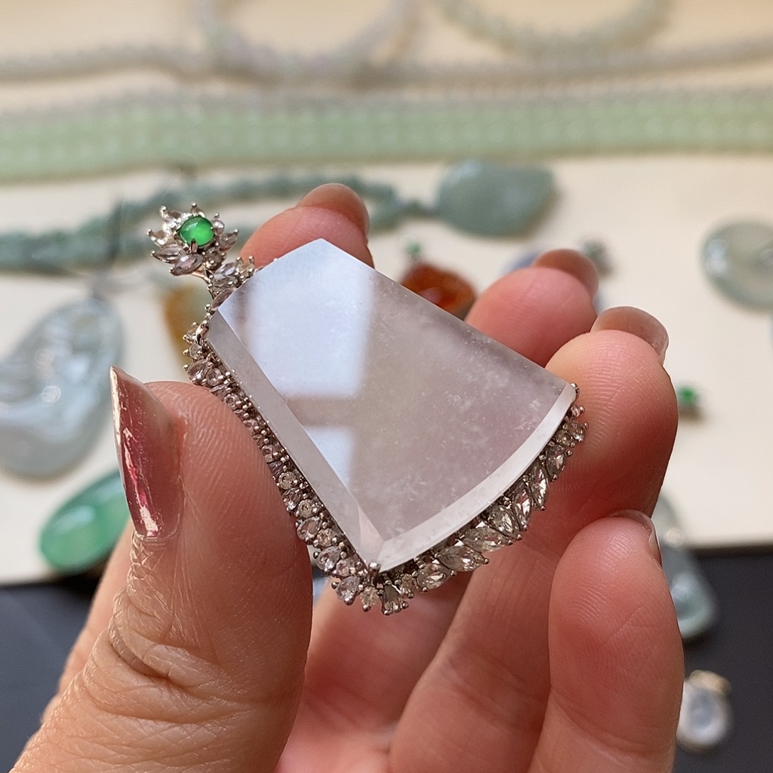 翡翠颈饰18K金镶嵌厚装雪花棉无事牌