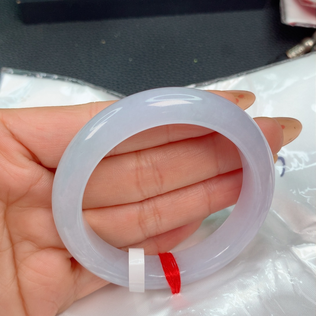 翡翠手镯未镶嵌………….