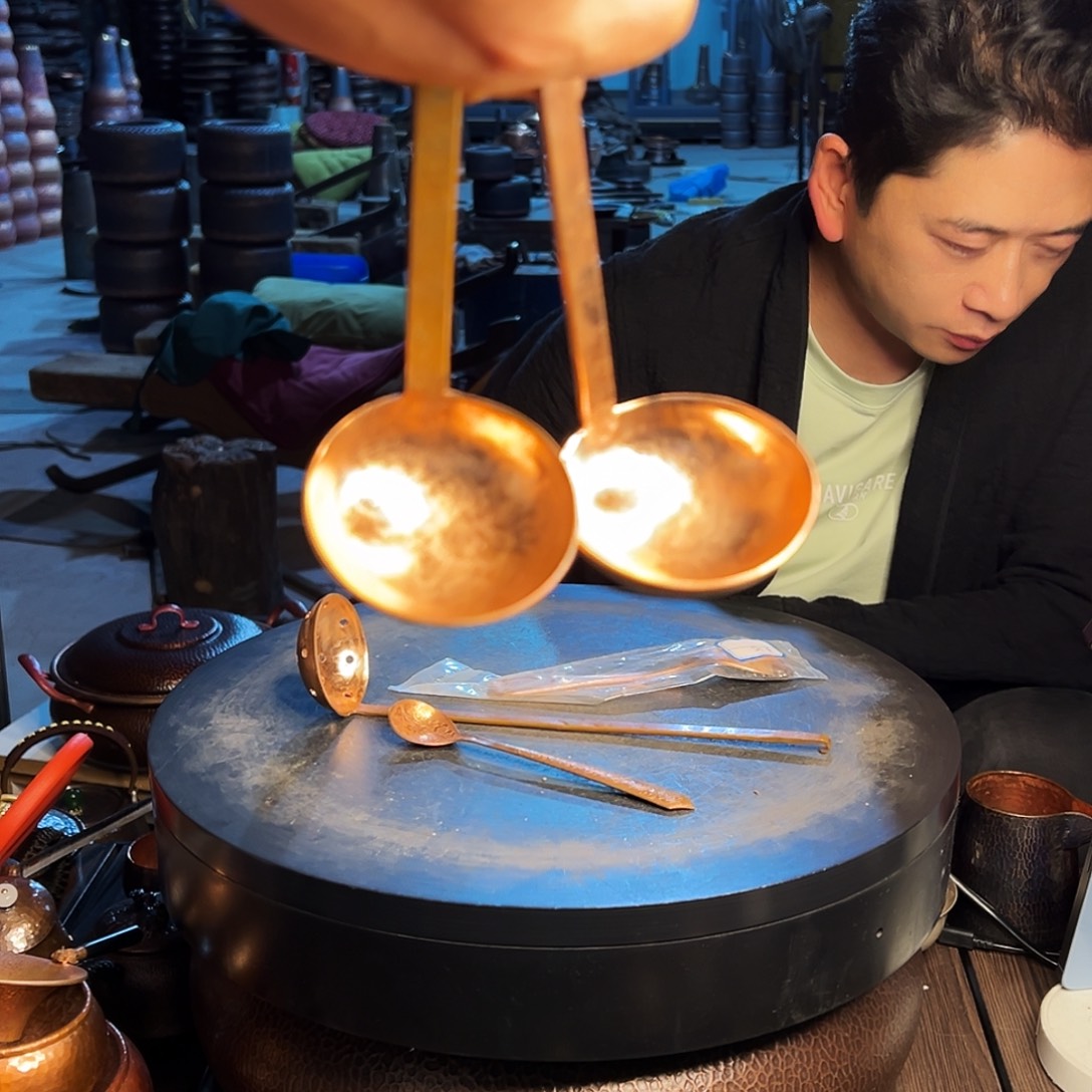 铜汤勺两个。     