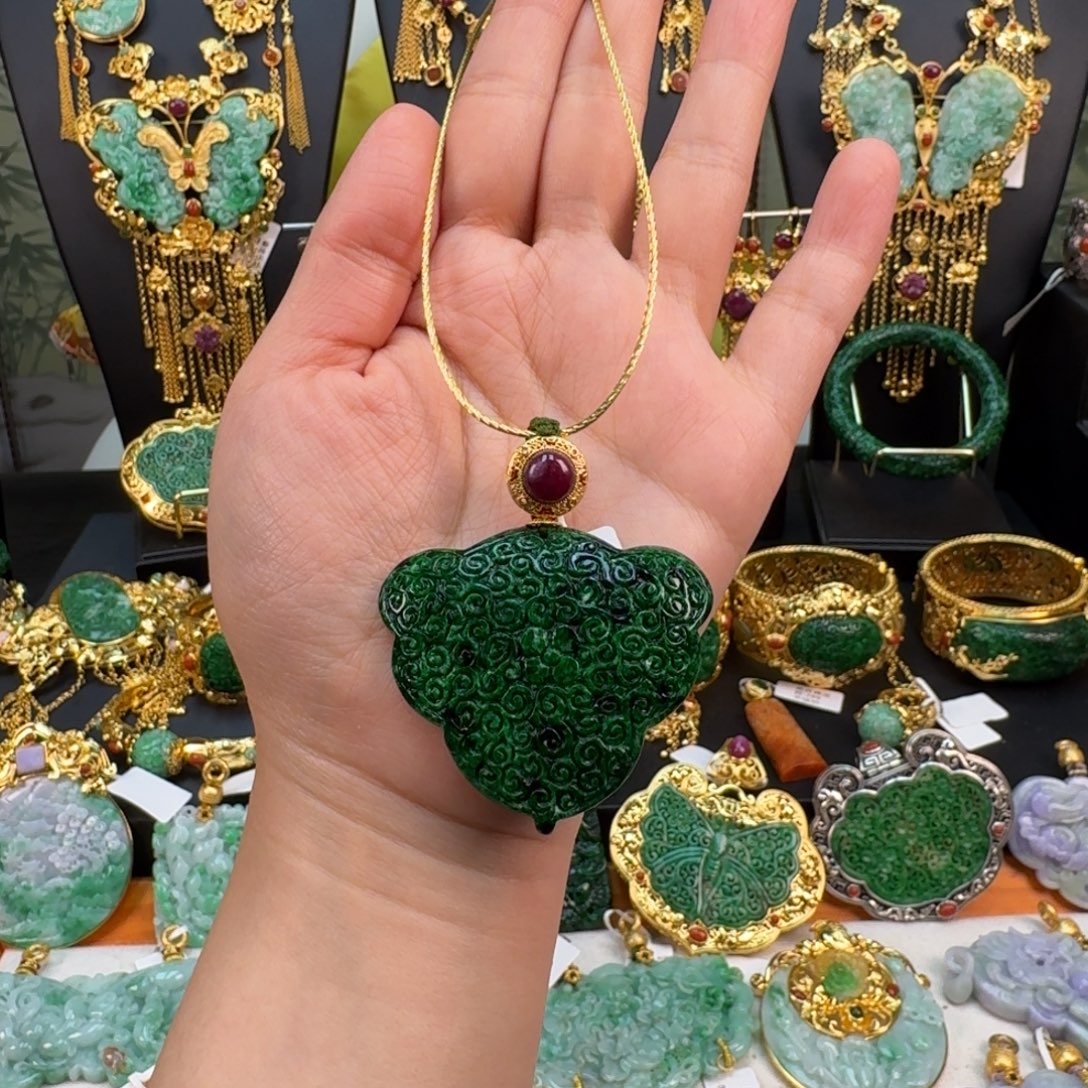 翡翠未镶嵌颈饰花青吊坠 炸价