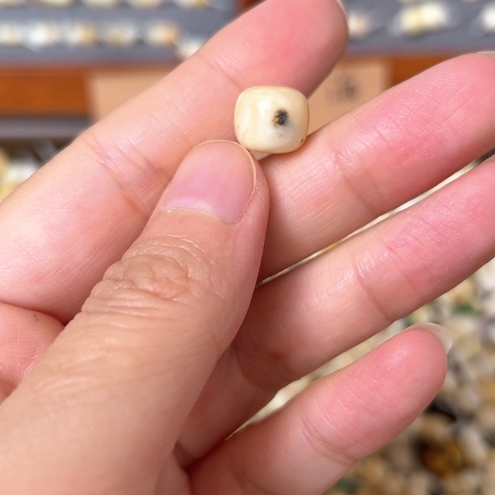 蜜蜡未镶嵌裸石10.2mm一个