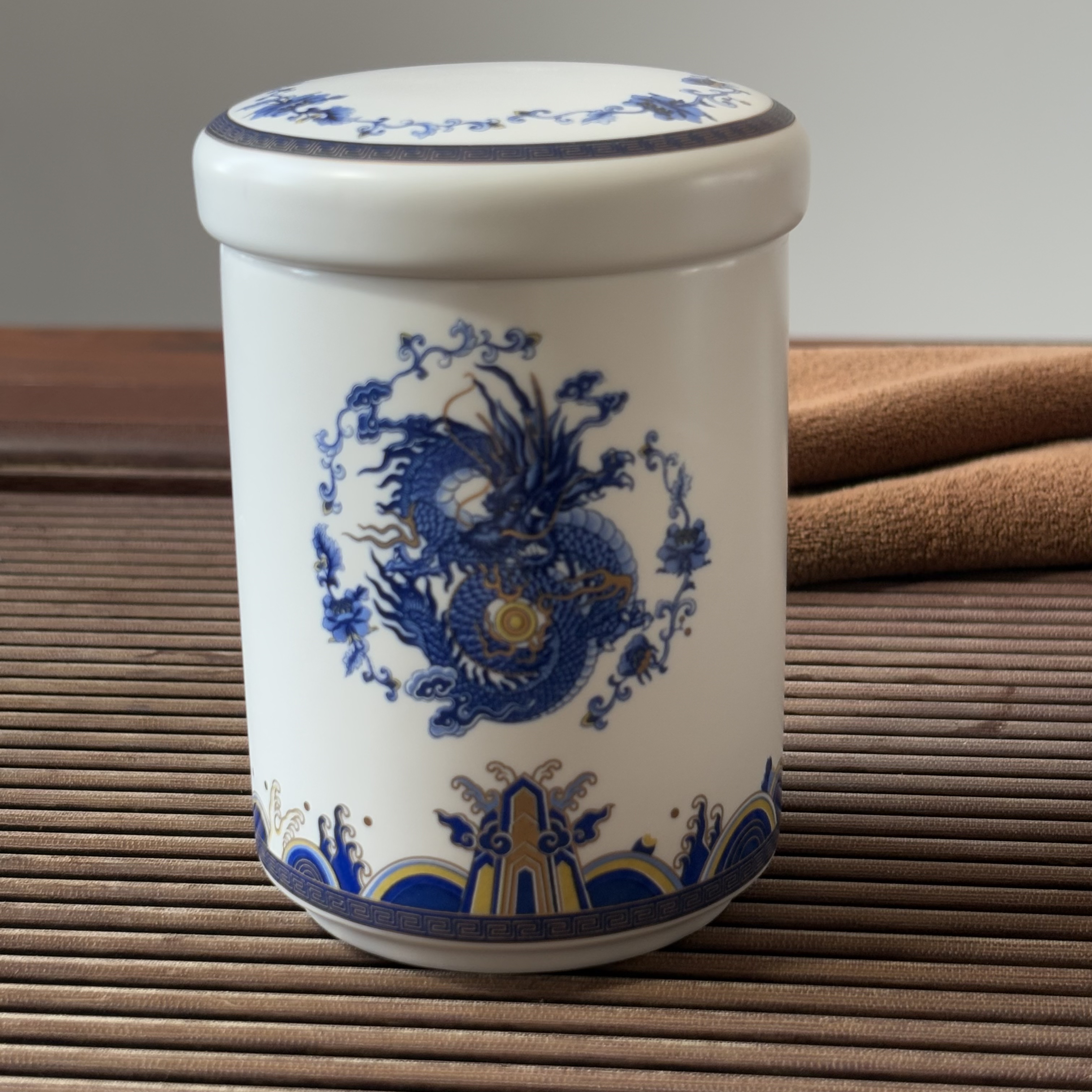 白瓷青花龙醒茶罐