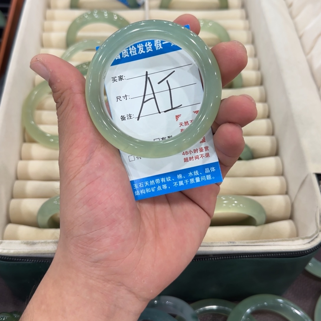 摸***喵未镶嵌蛇纹石玉手镯