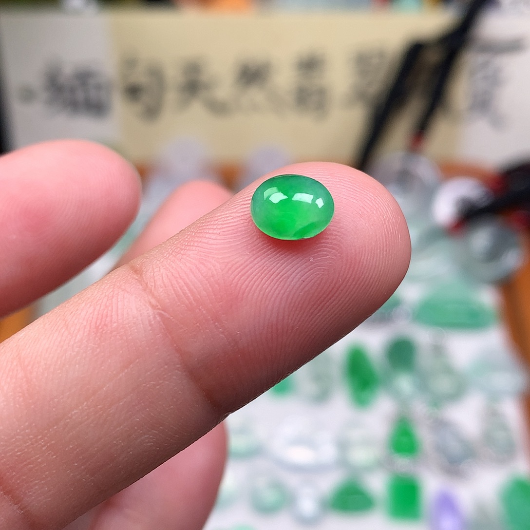 翡翠裸石缅甸天然A货翡翠阳绿蛋面