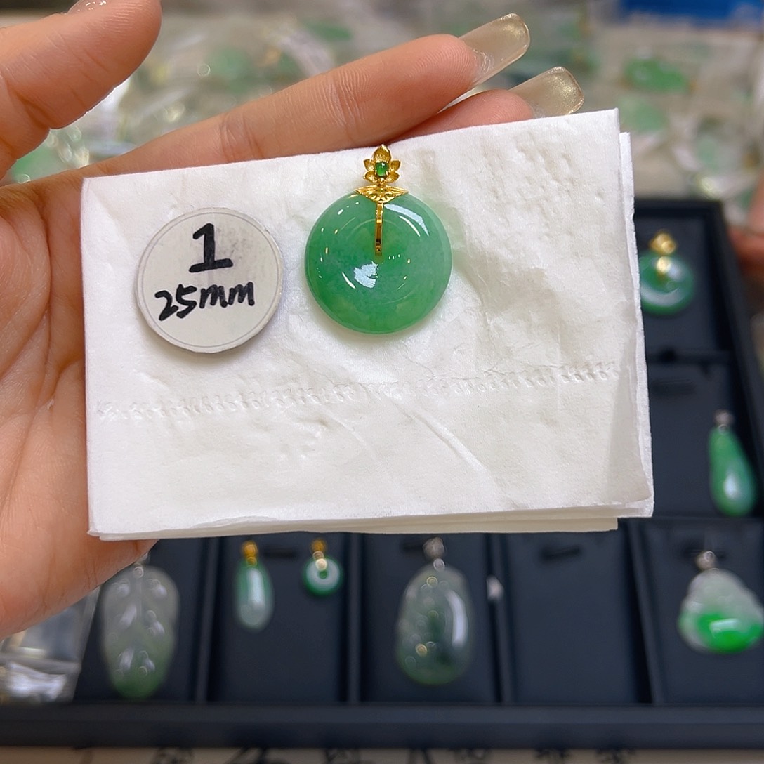 翡翠颈饰18K金镶嵌翡翠