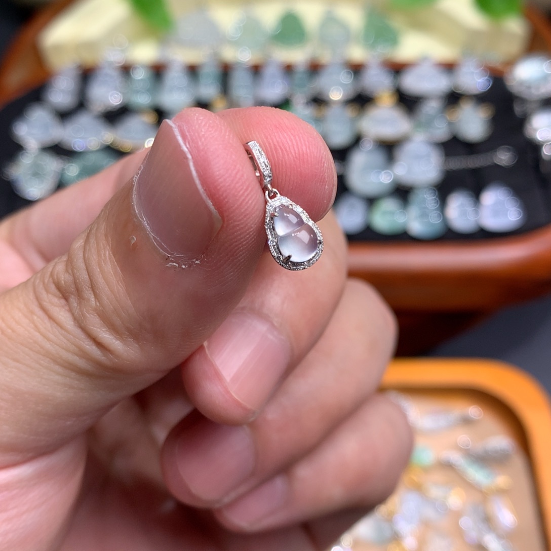 颈饰18K金镶嵌翡翠葫芦