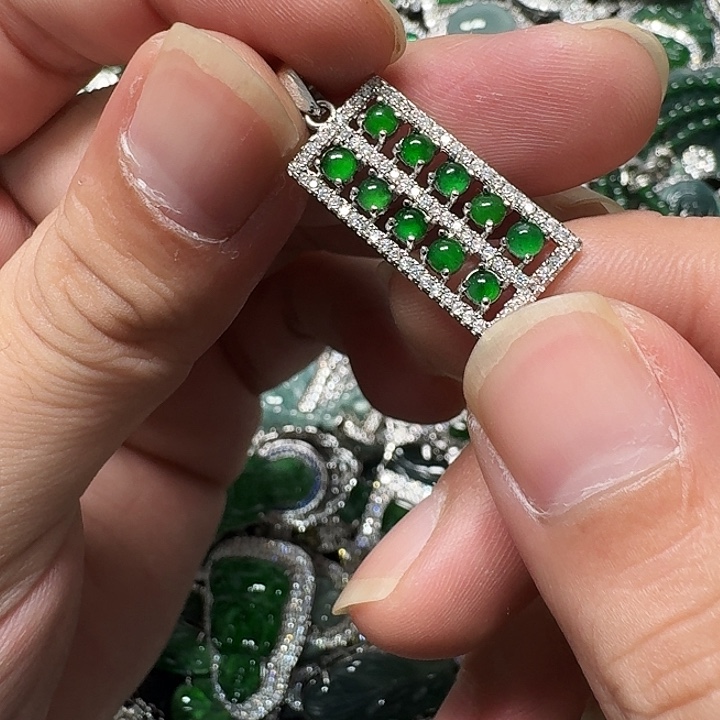 翡翠未镶嵌颈饰天然A货翡翠放漏