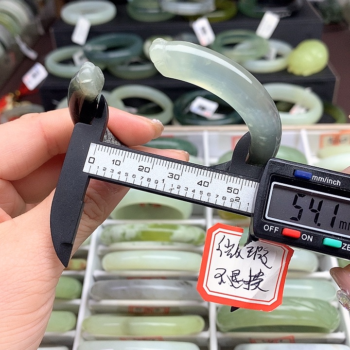 蛇纹石玉手镯未镶嵌550