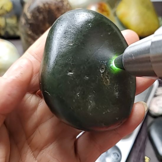 和田玉未镶嵌把件