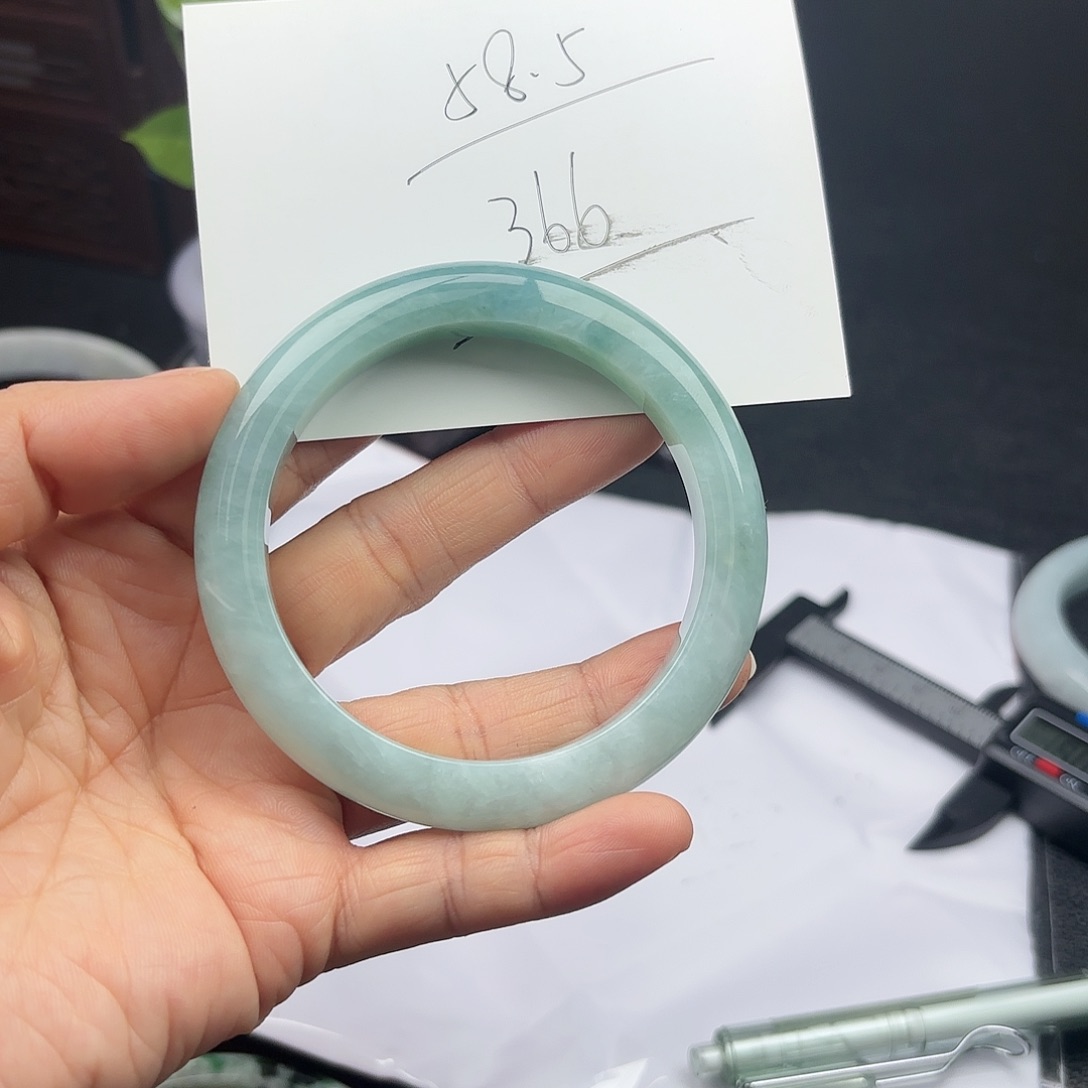 翡翠手镯未镶嵌翡翠手镯