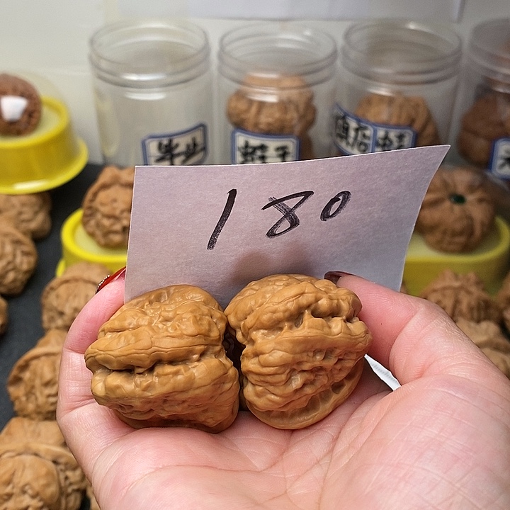 Z***、核桃蛤蟆的眼睛也太漂亮