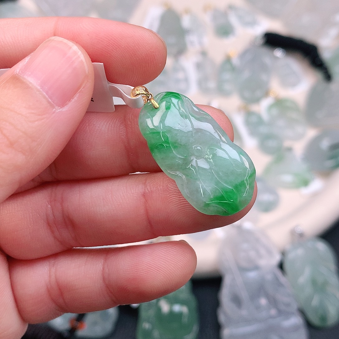 翡翠颈饰18K金镶嵌飘绿荷叶