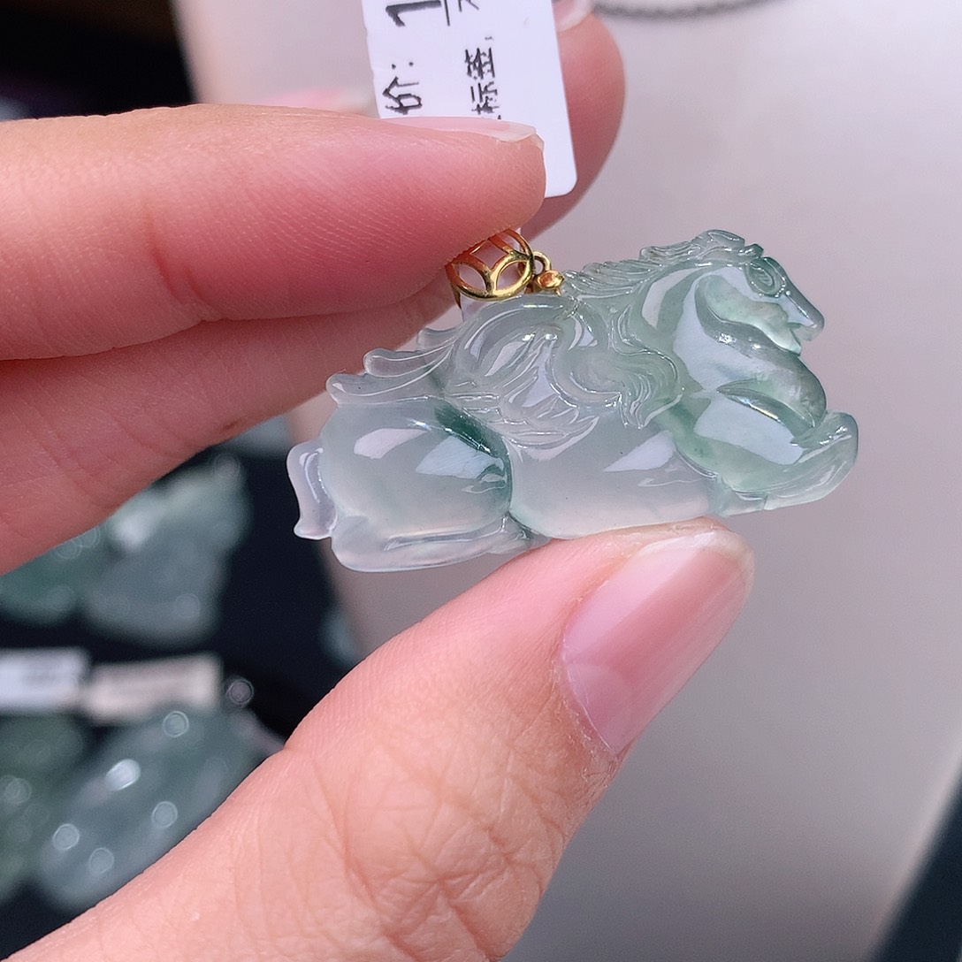 颈饰18K金镶嵌翡翠冰胶飞马