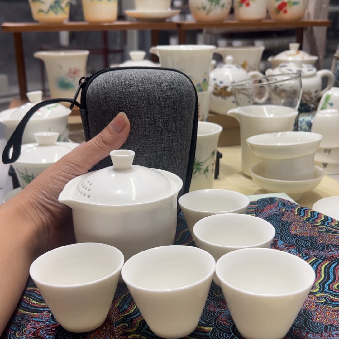 l****y纯白手抓壶五个斗笠杯关注送一个杯，收纳包