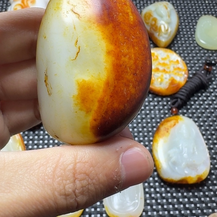 和田玉颈饰未镶嵌