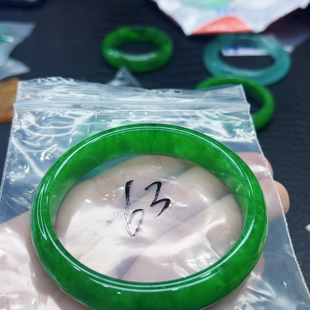 翡翠手镯未镶嵌乐*多样性