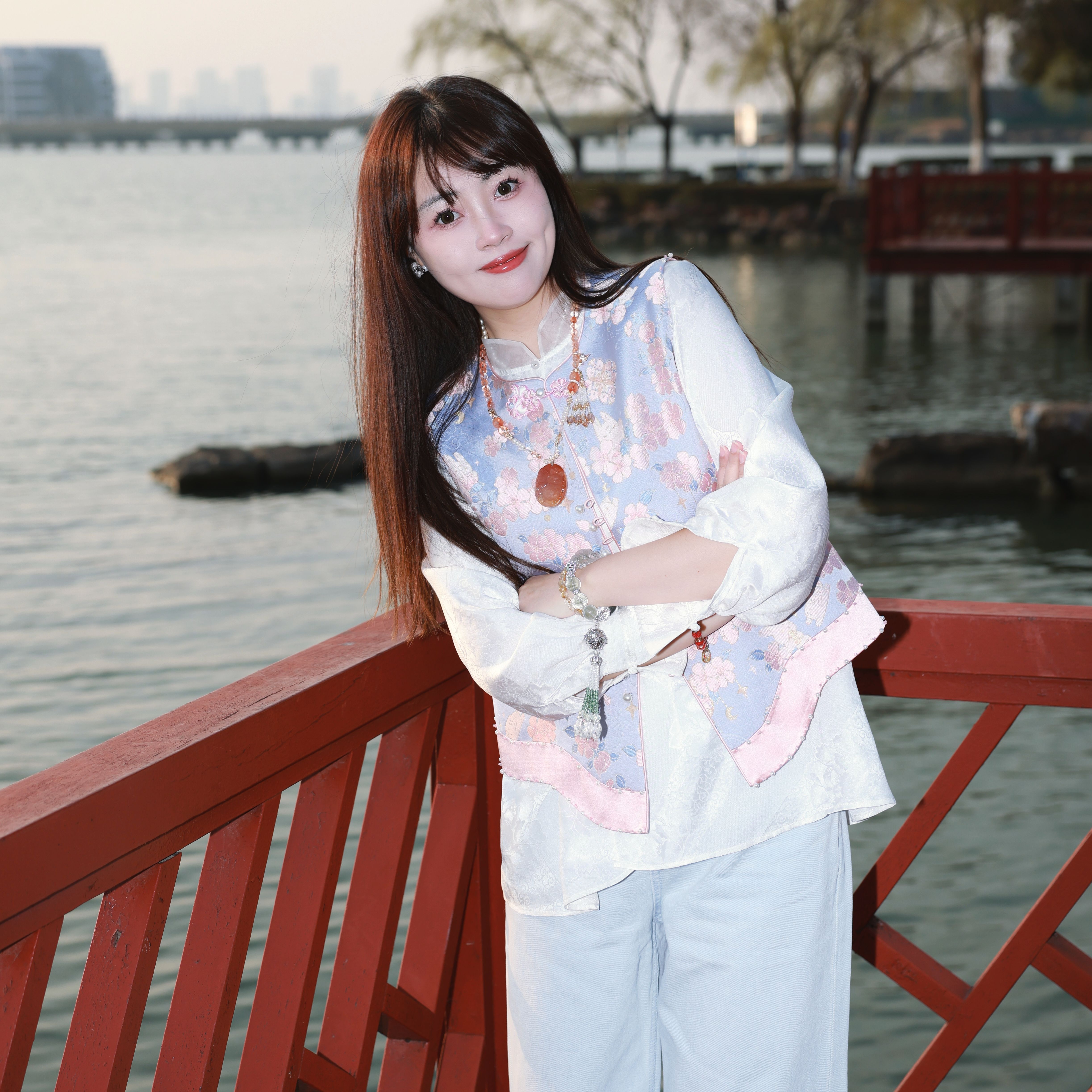 【锦说欢喜】‘玉兔海棠’李德喜新中式宋锦马甲盘扣串珠高定款83657