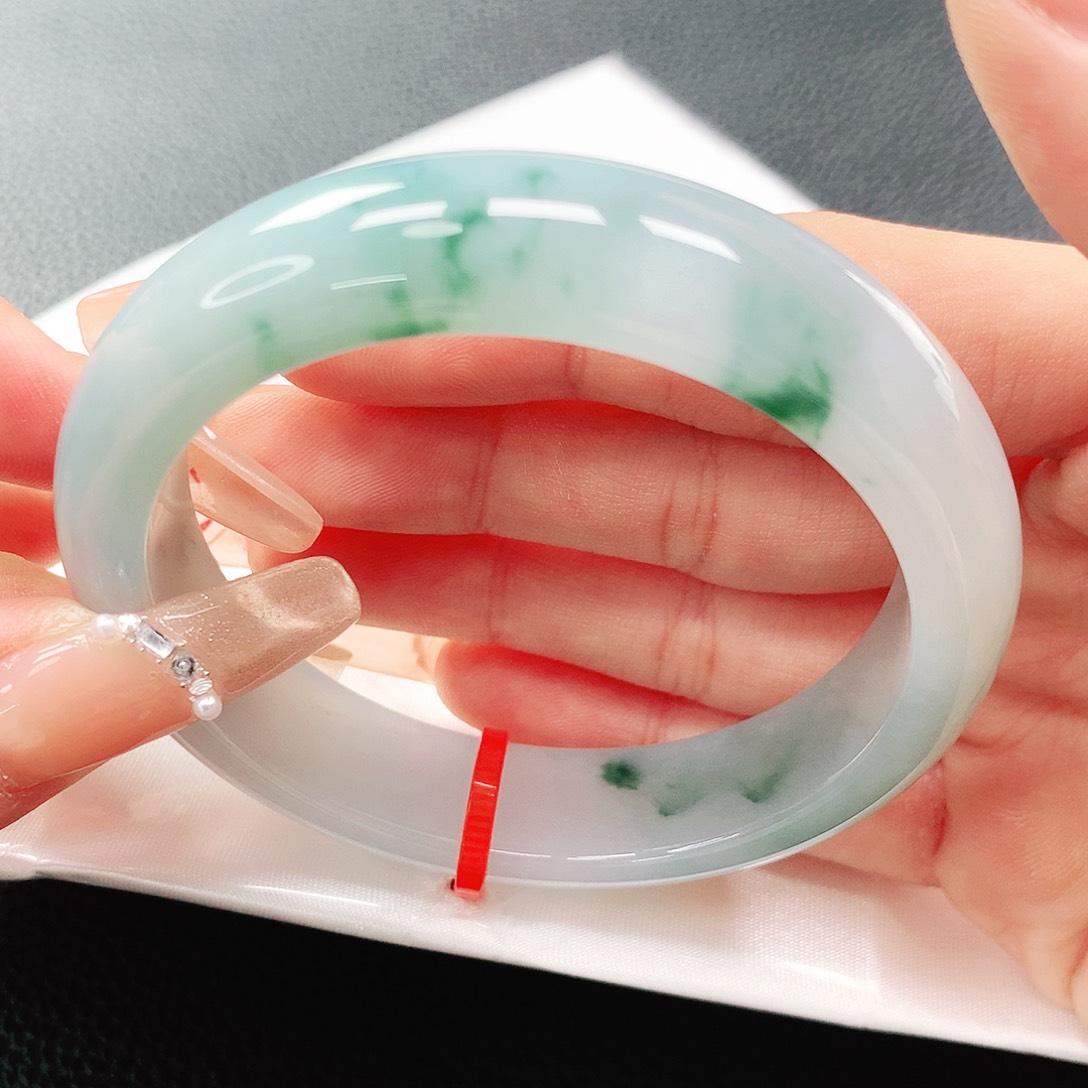 翡翠手镯未镶嵌55圈