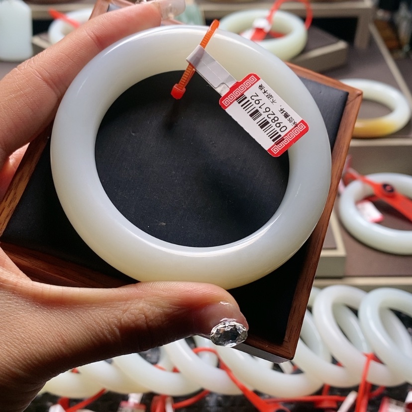 【闪购商品】和田玉手镯未镶嵌今**吗