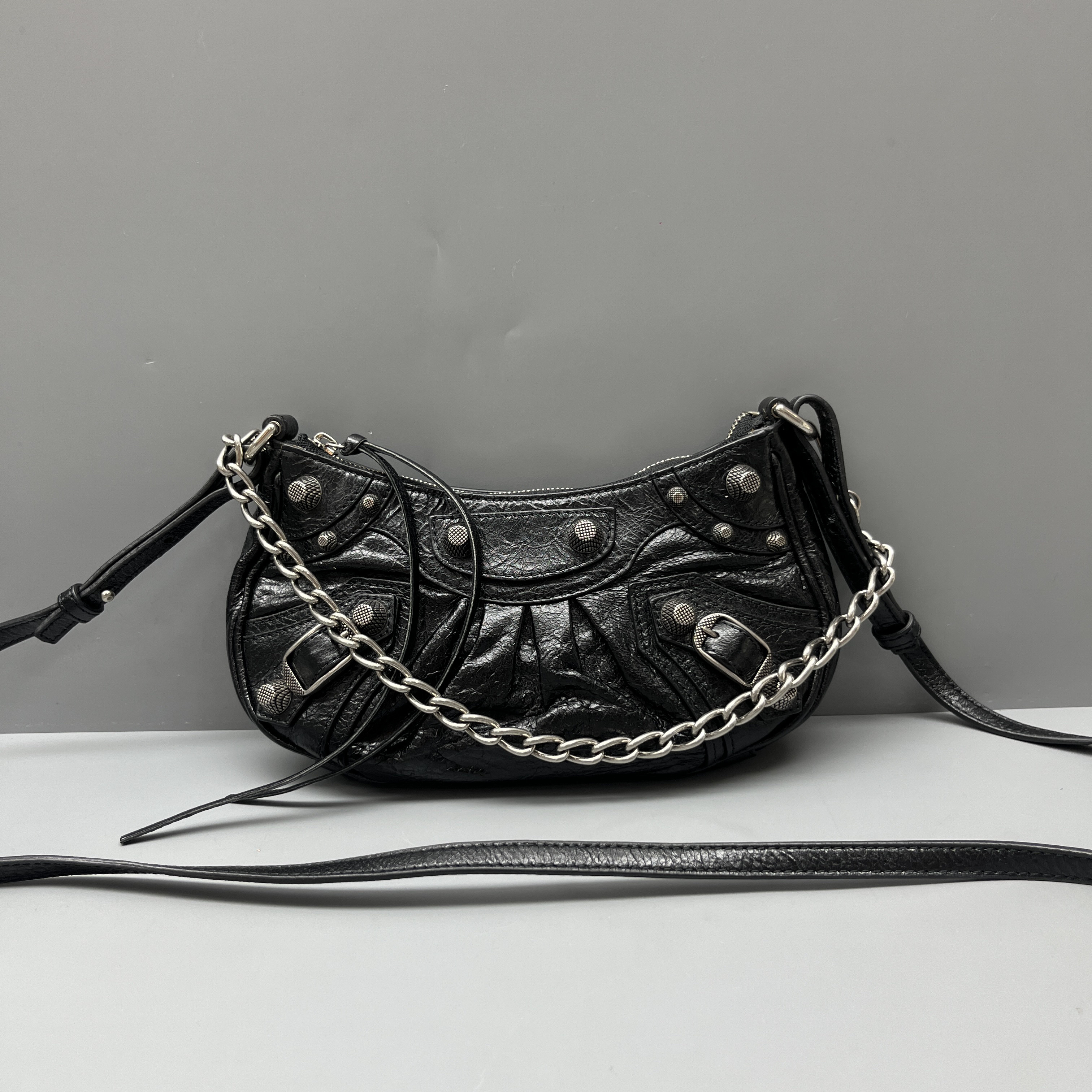 95新 Balenciaga/巴黎世家 黑银铆钉月牙包 尺寸21*11 SV16587