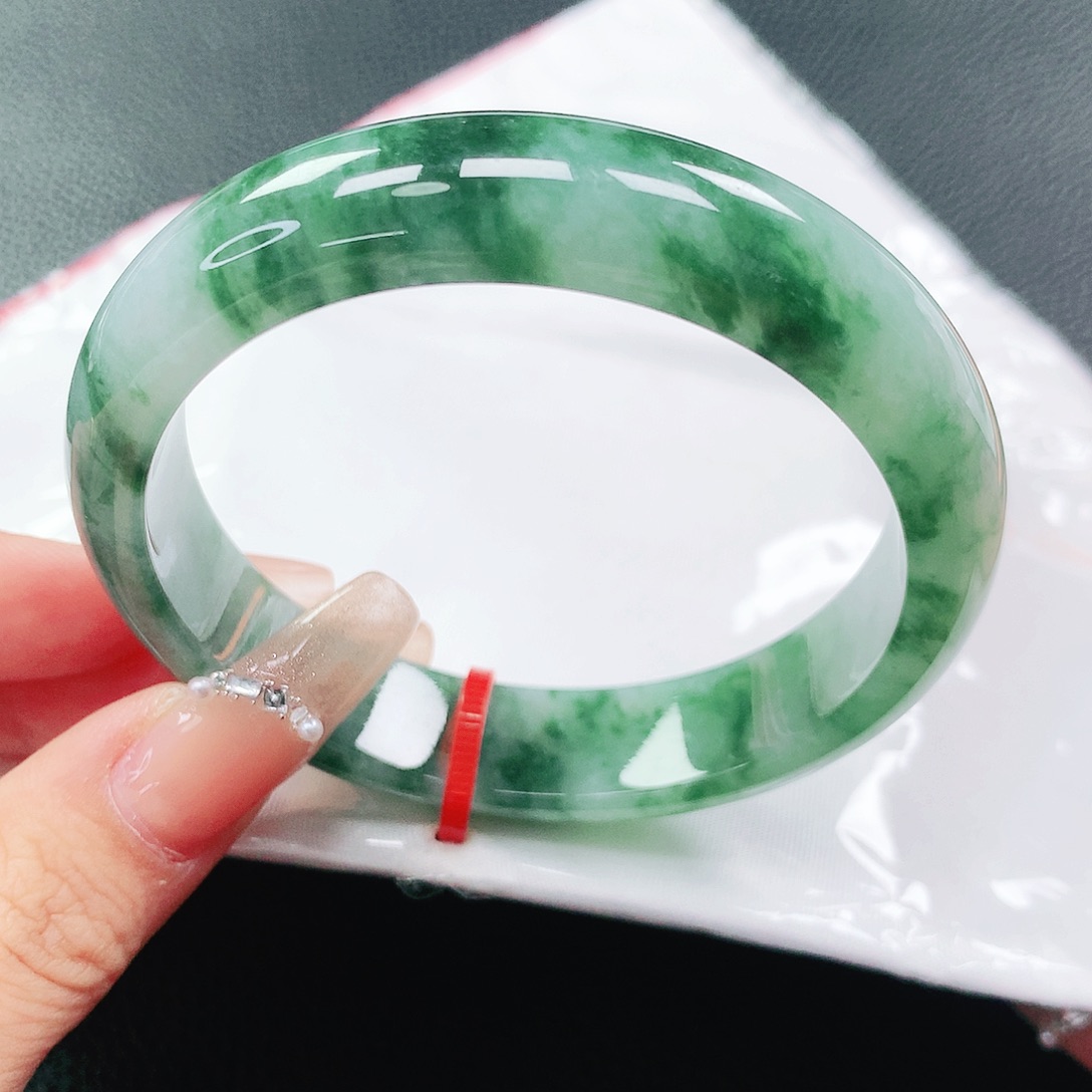翡翠手镯未镶嵌56圈