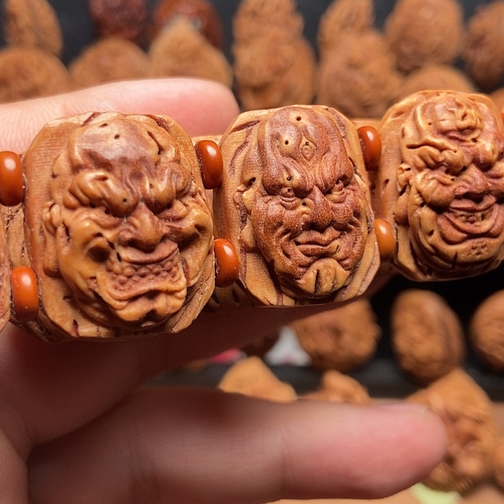 桃核浮雕恶僧手牌