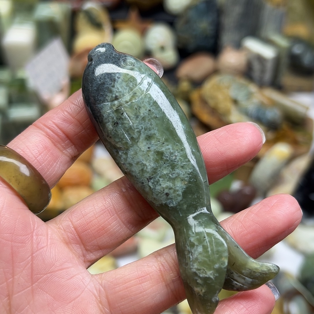 岫岩河磨玉（透闪石质玉）未镶嵌颈饰河磨玉手玩鱼有