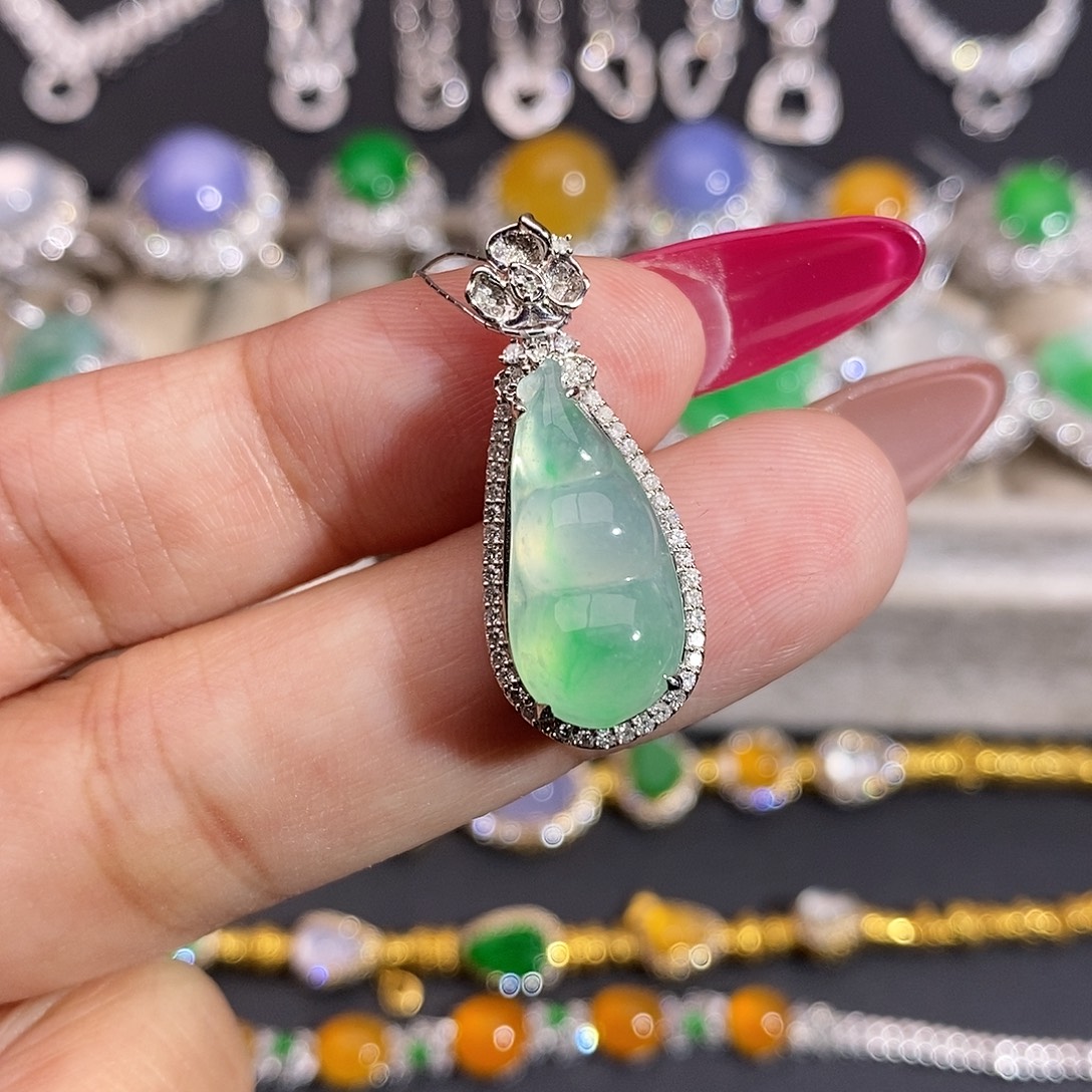 翡翠18K金镶嵌颈饰