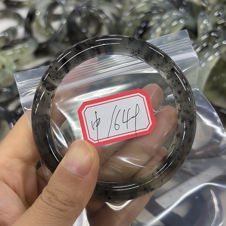 中***庸未镶嵌蛇纹石玉岫玉手镯