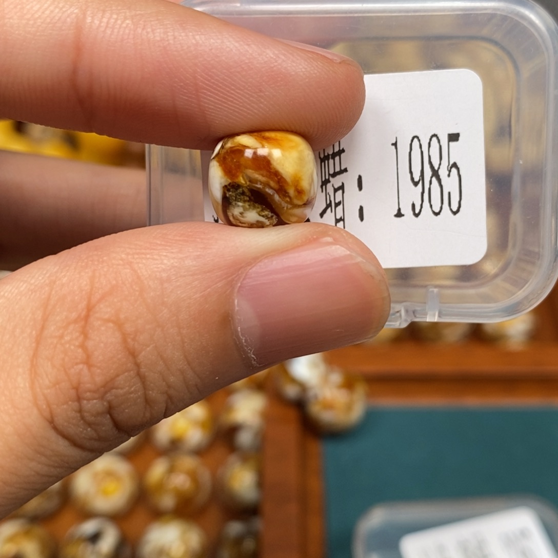 蜜蜡未镶嵌珠宝奇石1985